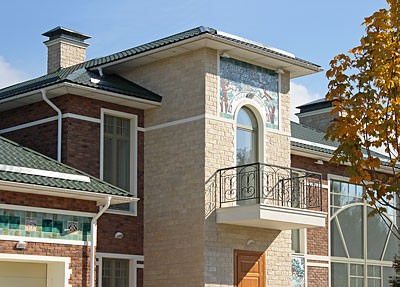 фасад дома из архитектурного камня